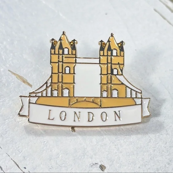 |SOLD| Rare Burberry London Bridge Collectible Lapel Pin - Picture 1 of 5